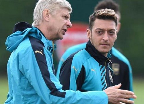 Mesut Oezil nói gì trước tin đồn chống đối HLV Arsene Wenger?