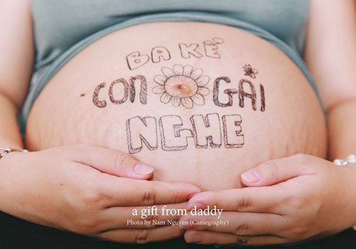 Ông bố kể truyện bằng tranh vẽ trên bụng bầu của vợ (p1)