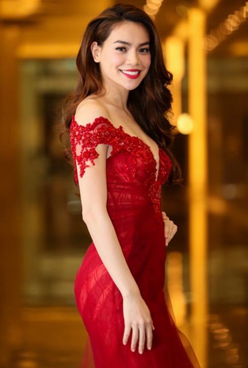 Đầm ren gam đỏ gợi cảm, nâng tầm đẳng cấp mỹ nhân Việt