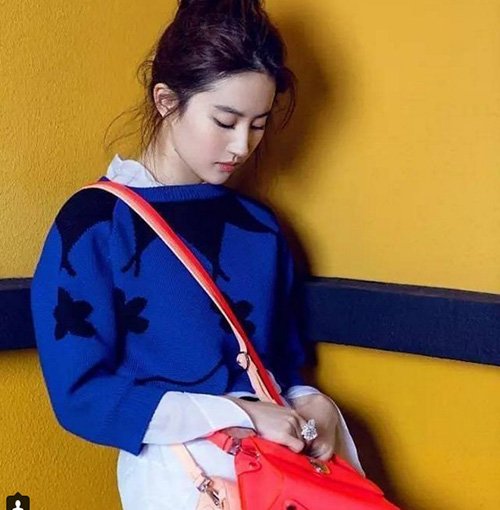 Tóc Tiên đụng túi 75 triệu với "thần tiên tỷ tỷ" Lưu Diệc Phi