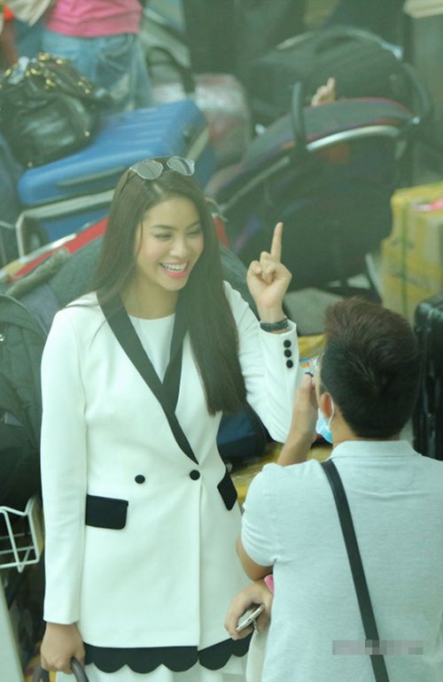 Phạm Hương ghi điểm với trang phục đơn giản ở sân bay