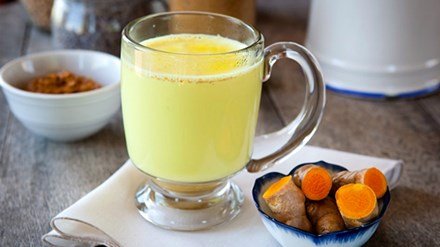 Uống nước nghệ ấm để cải thiện 10 vấn đề sức khỏe