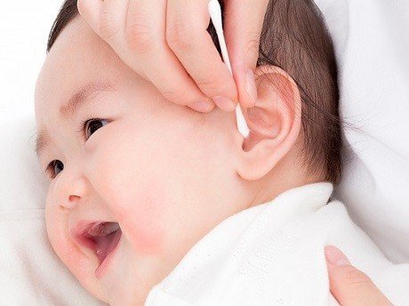Cha mẹ có nên ngoáy tai cho trẻ hay không?