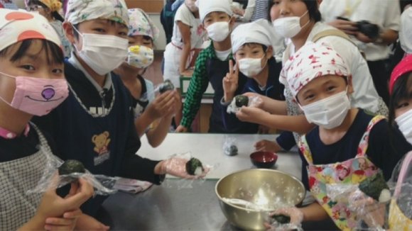 Cha mẹ Nhật dạy con sống tử tế từ nhỏ