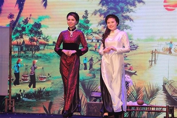 Phố cổ Hà Nội thành sân khấu áo dài trong "Sắc 16"