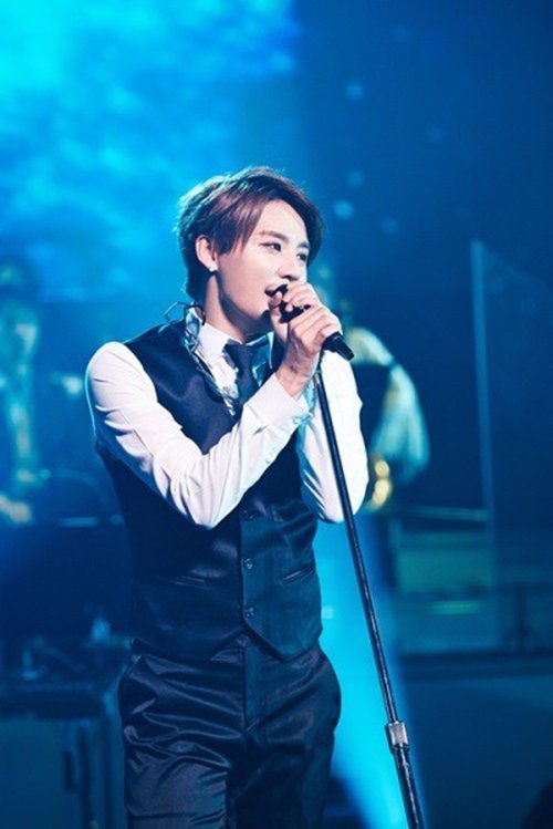 Junsu lần đầu hát nhạc phim ‘Hậu duệ mặt trời’ ở concert