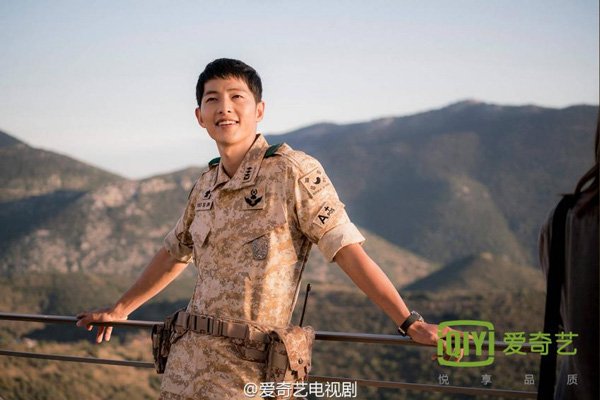Fan sốt rần rần với phong cách thời trang của đại úy Song Joong Ki