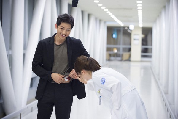 Fan sốt rần rần với phong cách thời trang của đại úy Song Joong Ki