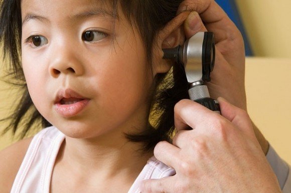 Thao tác xử lý nhanh khi trẻ có dị vật trong tai, mũi bố mẹ cần biết