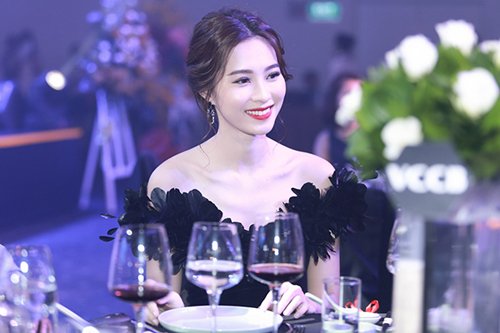 Hoa hậu Đặng Thu Thảo đẹp không tì vết với váy lông vũ