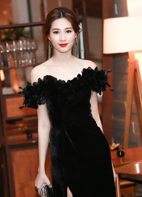 Hoa hậu Đặng Thu Thảo đẹp không tì vết với váy lông vũ