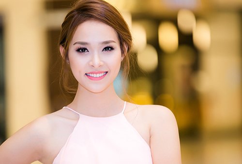 Diệp Bảo Ngọc khoe dáng xinh với đầm xẻ tà gợi cảm