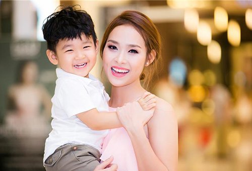 Diệp Bảo Ngọc khoe dáng xinh với đầm xẻ tà gợi cảm