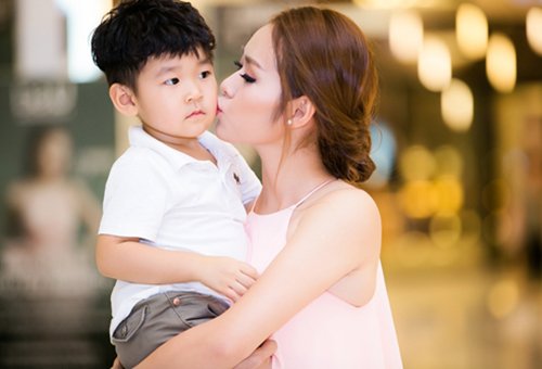 Diệp Bảo Ngọc khoe dáng xinh với đầm xẻ tà gợi cảm