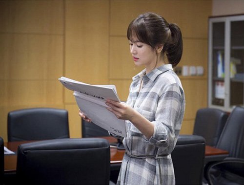 Mỹ nhân 'Hậu duệ mặt trời' gợi ý cách biến tấu sơ mi