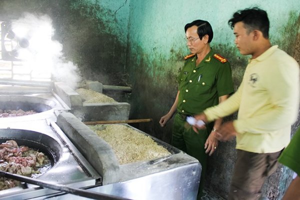 Phát hiện một cơ sở chế biến mỡ cạnh nhà vệ sinh