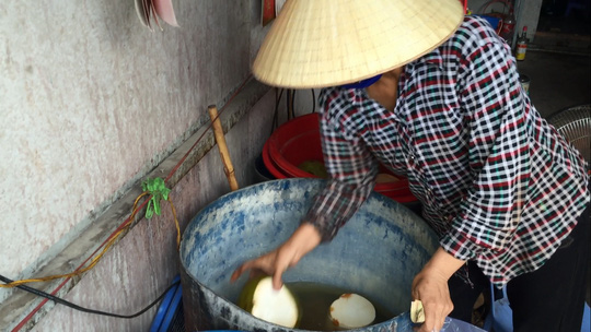 Dùng bột ăn mòn da tay để tẩy trắng dừa tươi ở Sài Gòn