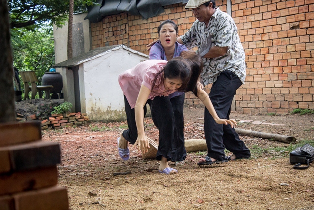 Lộ ảnh Lê Phương bị "mẹ chồng" bạo hành