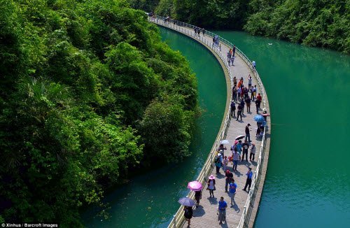 Lối đi bộ giữa sông đẹp chưa từng thấy ở Trung Quốc