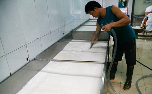 Cận cảnh quy trình sản xuất bún ở Hà Nội