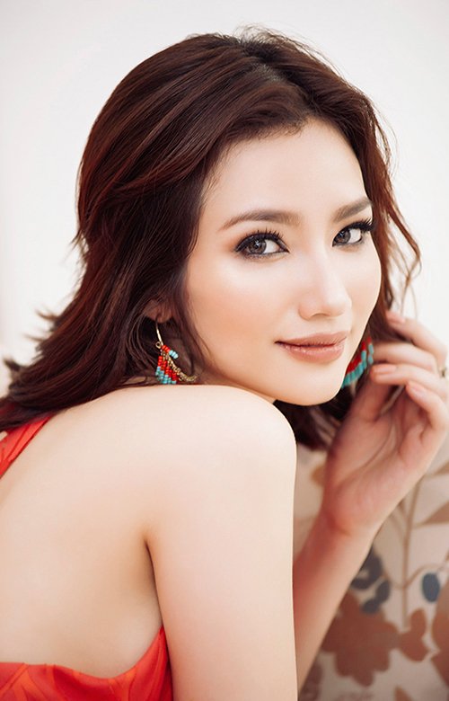 Hoa hậu Trúc Diễm khoe thời trang gợi cảm rực rỡ đón hè