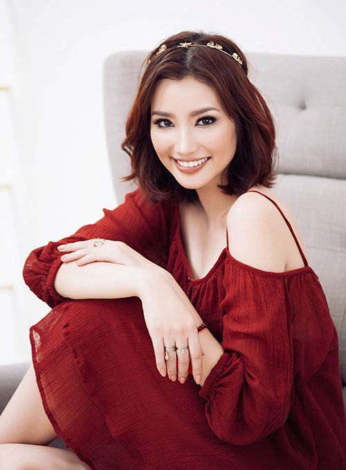 Hoa hậu Trúc Diễm khoe thời trang gợi cảm rực rỡ đón hè