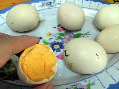 “Thần dược” trứng gà ung gây sốt thị trường giá chỉ 1.500 đồng