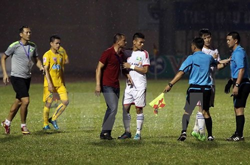 Cận cảnh quả penalty tranh cãi ở trận FLC Thanh Hóa - SLNA