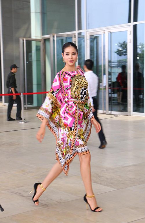 Hoa hậu Phạm Hương 'hót hòn họt' với thời trang hàng hiệu sặc sỡ