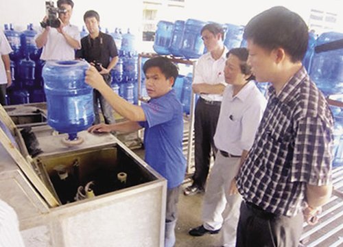Bêu tên 7 cơ sở sản xuất nước đóng chai vi phạm vệ sinh an toàn thực phẩm