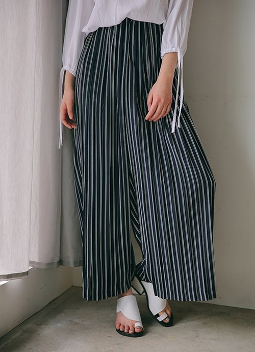 Hè này, mặc gì đi làm cho mát?