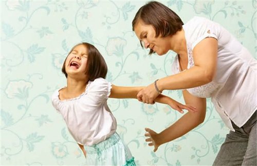 5 thói quen từ bố mẹ khuyến khích tính xấu của trẻ phát triển