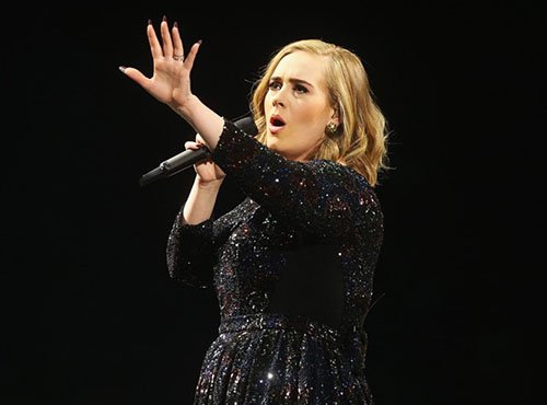 Adele yêu cầu fan không quay phim ở concert