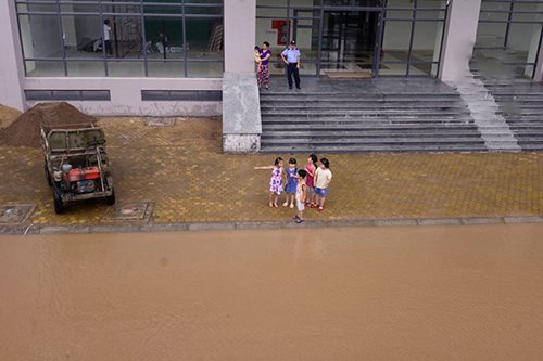 Hà Nội: Bỏ tiền tỷ sống biệt thự, chung cư cao cấp nhưng vẫn bì bõm chịu cảnh ngập lụt