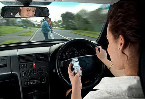 Sử dụng điện thoại khi lái xe ô tô có thể bị phạt đến 800 ngàn đồng