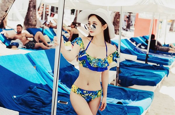 Rực rỡ trong nắng biển với bikini phong cách Hàn Quốc