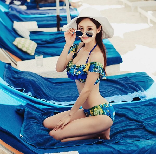 Rực rỡ trong nắng biển với bikini phong cách Hàn Quốc