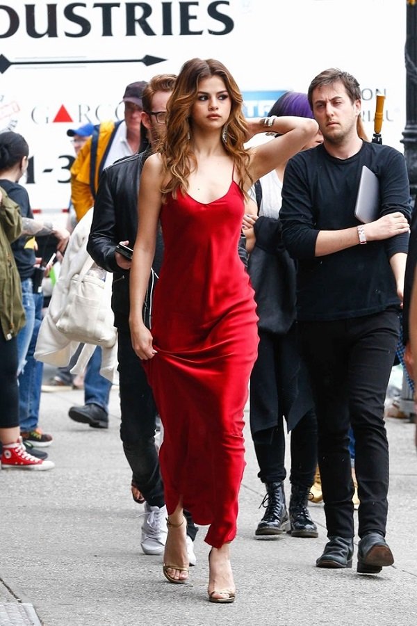 Selena Gomez rực rỡ trên phố với gam đỏ