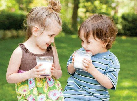 Nhu cầu lượng sữa trẻ cần uống theo từng độ tuổi