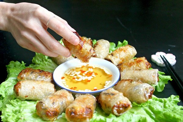 Mẹo cuốn chả giò đều đẹp, giòn ruộm