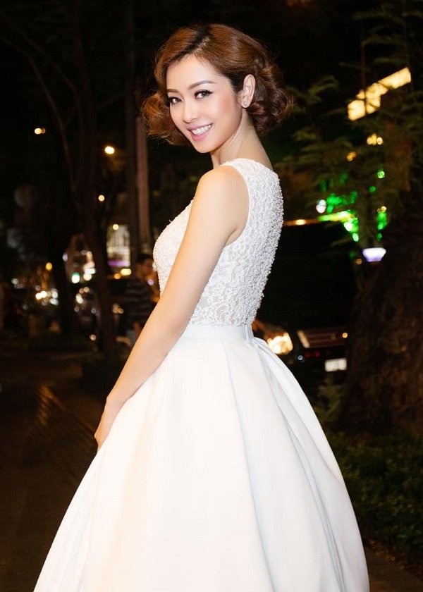 Jennifer Phạm "xinh như công chúa" với đầm trắng bồng bềnh