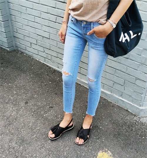 8 kiểu sandal đế bệt trendy nhất hè này