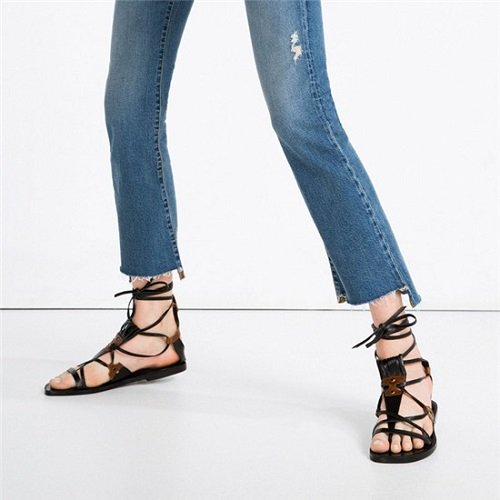 8 kiểu sandal đế bệt trendy nhất hè này