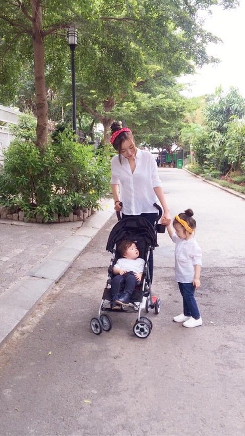 Mẹ con Elly Trần luôn hút like khi lên hình