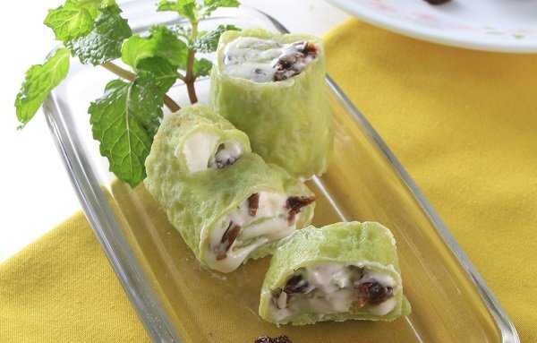 Làm bánh crepe trà xanh cuộn phô mai
