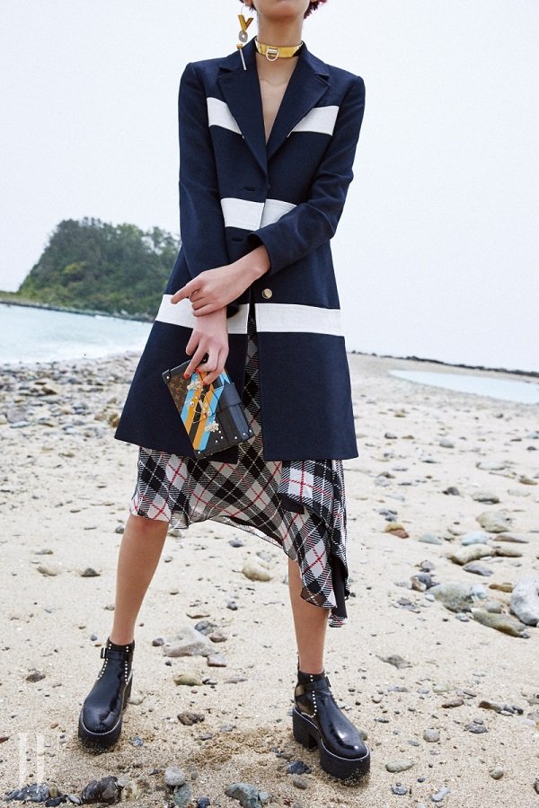 Ngắm BST thời trang Hàn Quốc với cảm hứng từ biển khơi