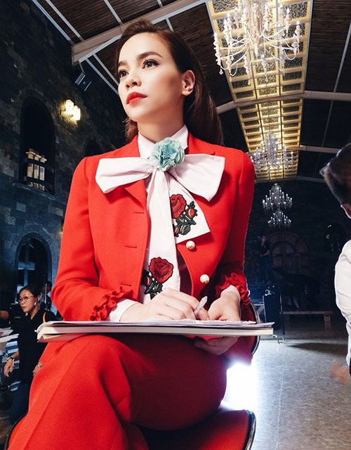 Thời trang ghế nóng siêu sang chảnh và đắt tiền của Hồ Ngọc Hà