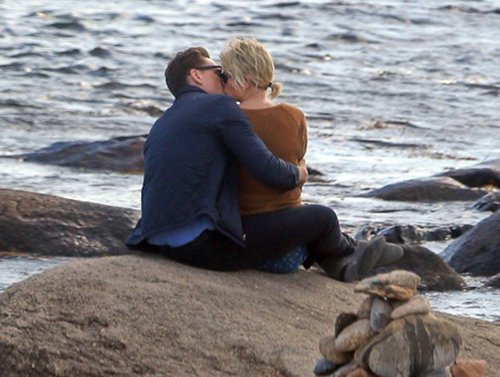 Vừa chia tay Calvin Harris, Taylor Swift ôm hôn Tom Hiddleston say đắm