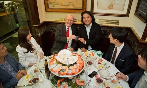 Bữa trưa với Warren Buffett giá gần 3,5 triệu USD