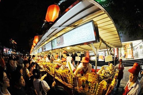 Khu chợ đêm nổi tiếng Đông Hoa Môn ở Bắc Kinh